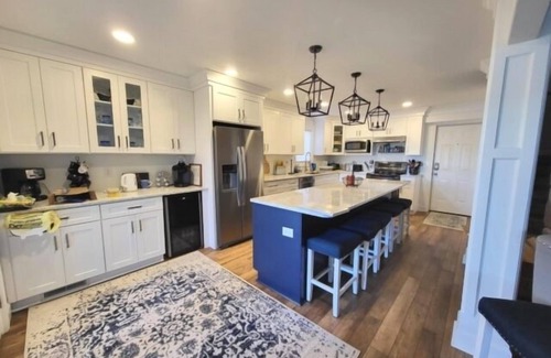 North Shore House | Experience Lake Luxury: Hot Tub, Pool Table & More!