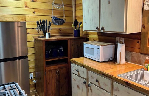 Campton Cabin | Pet-Friendly Escape at Eclectic Hillside near Red River Gorge