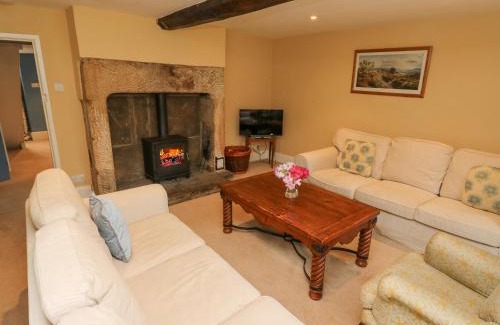 Hollow Meadows House | Experience Comfort at Wigtwizzle Cottage - Pet Friendly Retreat