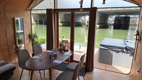 Stadsdriehoek Boat Rental | Discover Wikkelboats at Wijnhaven: Pet-Friendly Retreat