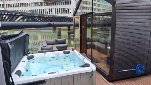 Stadsdriehoek Boat Rental | Discover Wikkelboats at Wijnhaven: Pet-Friendly Retreat