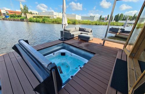 's-Hertogenbosch House | Explore Wikkelboats @ Tramkade Den Bosch with Hot Tub