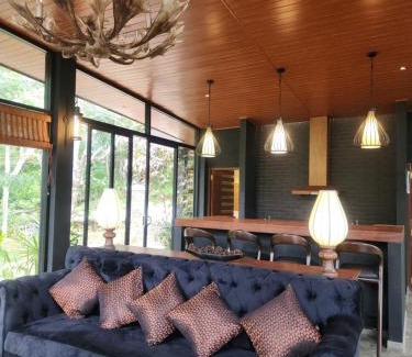 Hildummulla Villa | Experience Wild Cassia: 4-Star Retreat with Hot Tub