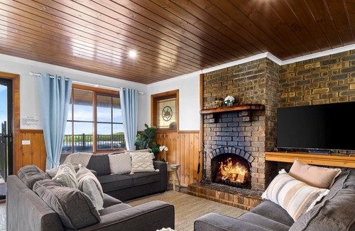 Marengo Cottage | Wild Dog - 3 bdrm with out-door hot tub
