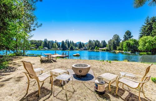Cle Elum House | Inviting Wild Duck Lakehouse with Private Beach & Hot Tub