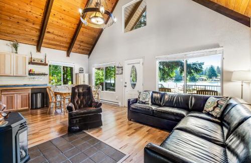 Cle Elum House | Inviting Wild Duck Lakehouse with Private Beach & Hot Tub