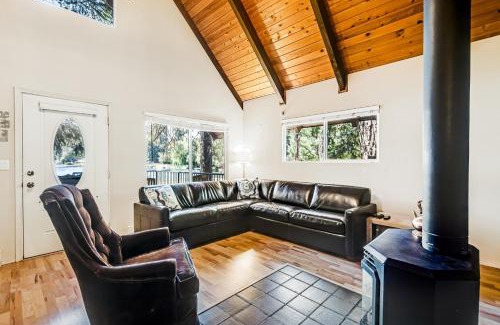 Cle Elum House | Inviting Wild Duck Lakehouse with Private Beach & Hot Tub