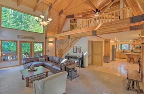 Alpine Cabin | Wild Huckleberry Alpine Cabin: Fireplace, Hot Tub & More!