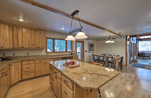 Alpine Cabin | Wild Huckleberry Alpine Cabin: Fireplace, Hot Tub & More!