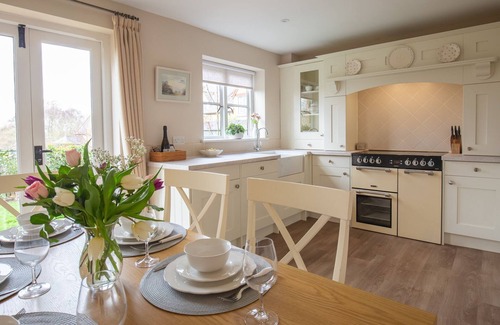 Great Wolford Cottage | Wild Pear Cottage: Family-Friendly Getaway for 6 Guests