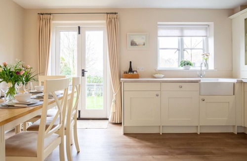 Great Wolford Cottage | Wild Pear Cottage: Family-Friendly Getaway for 6 Guests