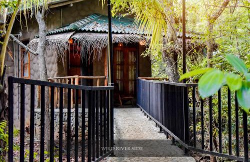 Udawalawa Cabin | Unforgettable Stay at Wild River Side with Hot Tub & Breakfast