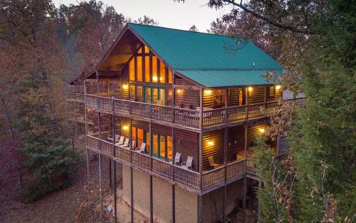 Gatlinburg - Pigeon Forge Villa | Wild Turkey Lodge: Family-Friendly Retreat with a Hot Tub