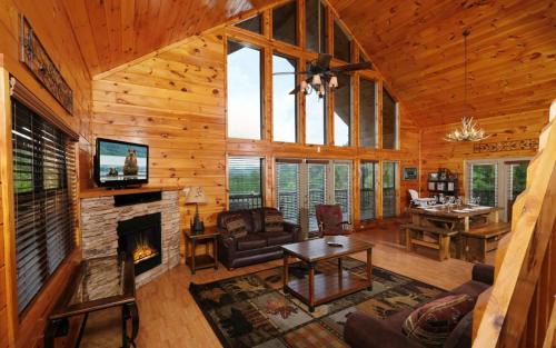 Gatlinburg - Pigeon Forge Villa | Wild Turkey Lodge: Family-Friendly Retreat with a Hot Tub