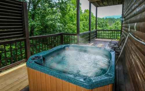 Gatlinburg - Pigeon Forge Villa | Wild Turkey Lodge: Family-Friendly Retreat with a Hot Tub