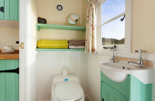 Etchinghill Cabin | Unforgettable Wild Valley Retreat: Pet-Friendly Getaway