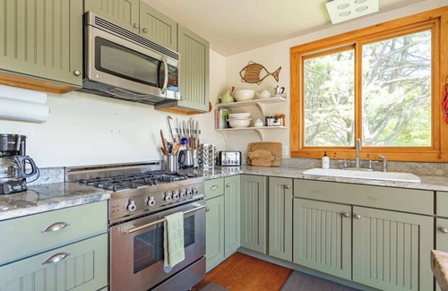 Claryville Cabin | Scenic Wildcat Mountain Cabin with Hot Tub and Views