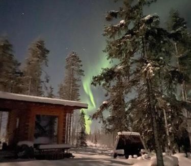 Rovaniemi House | Idyllic Wilderness Cabin Onnela with Private Beach Access