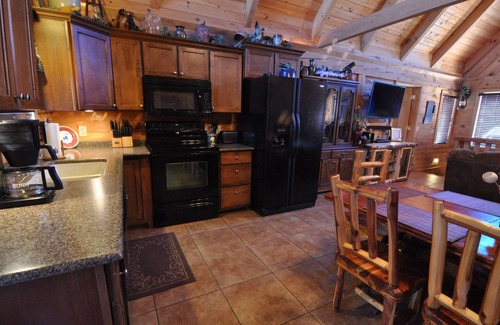 Branson Cedars Cabin | Experience Wilderness Retreat Cabin with Hot Tub & Game Room
