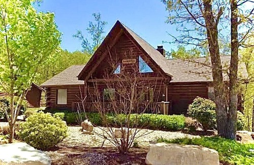 Branson Cedars Cabin | Experience Wilderness Retreat Cabin with Hot Tub & Game Room