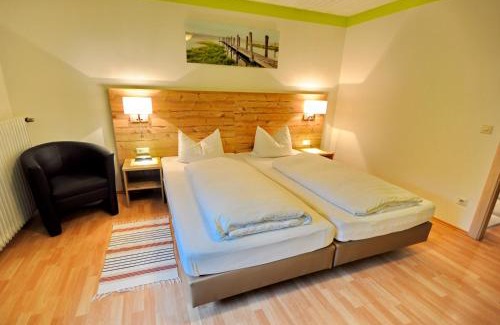 Loffingen House | Wildkräuter-Gasthof Linde: Pet-Friendly Retreat with Breakfast