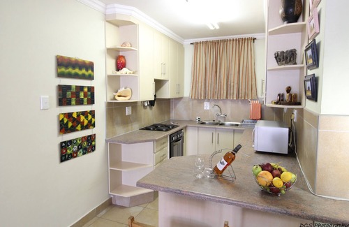 Centurion Apartment | Wilger Guesthouse: Family-Friendly Stay with Pool & Breakfast