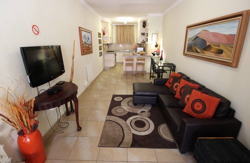 Centurion Apartment | Wilger Guesthouse: Family-Friendly Stay with Pool & Breakfast