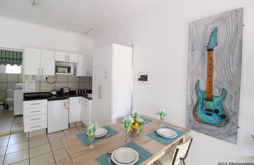 Centurion Apartment | Wilger Guesthouse: Family-Friendly Stay with Pool & Breakfast