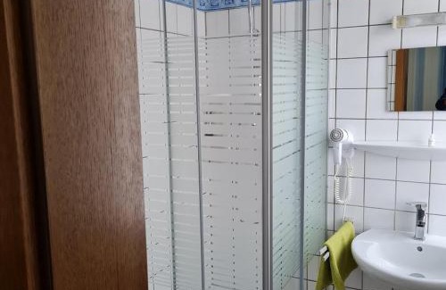 Ebergotzen Hotel | Welcoming Wilhelm Busch Stube: Family & Pet-Friendly Stay