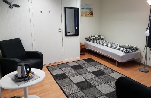 Vard Hotel | Welcoming Wilhelmsen Romutleie: Pet-Friendly & Hot Tub