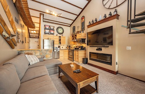 Thayerville Condo | Serene Lakefront Studio Loft with Pool & Hot Tub Access