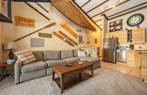 Thayerville Condo | Serene Lakefront Studio Loft with Pool & Hot Tub Access