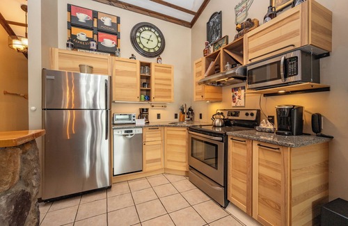 Thayerville Condo | Serene Lakefront Studio Loft with Pool & Hot Tub Access