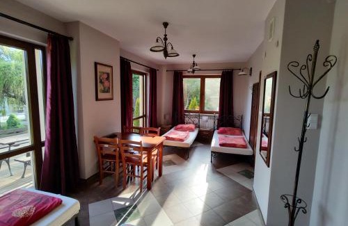 Dwikozy House | Discover Willa Dzika Róża: Pet-Friendly Retreat with Dining