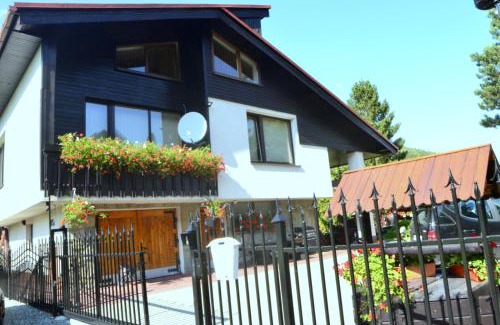 Meszna House | Inviting Willa Ewa: Pet-Friendly with Oceanfront Views