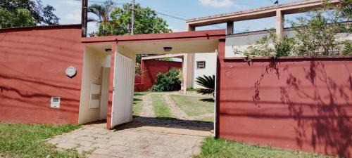 Valinhos House | Discover Willa Hala: Pet-Friendly Retreat with Fireplace