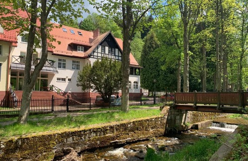 Duszniki Zdroj Villa | Willa Jarzębina: Family-Friendly Retreat with Pool Access