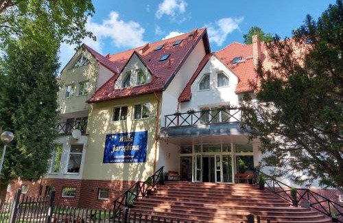 Duszniki Zdroj Villa | Willa Jarzębina: Family-Friendly Retreat with Pool Access