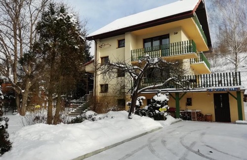 Piwniczna-Zdroj Bed & Breakfast | Pet-Friendly Willa Mirabelka: Rated 9/10 for Families