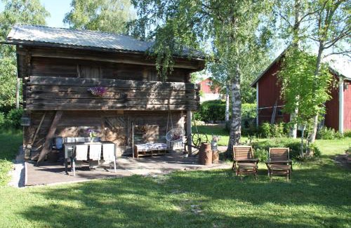 Laukkoski Bed & Breakfast | Charming Willa Mustijoki: Pet-Friendly with Breakfast Included