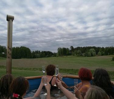 Laukkoski Bed & Breakfast | Charming Willa Mustijoki: Pet-Friendly with Breakfast Included