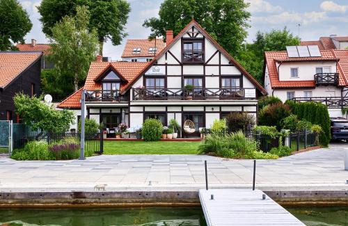Mikolajki Apartment | Inviting Willa nad jeziorem: Family-Friendly Getaway with Hot Tub