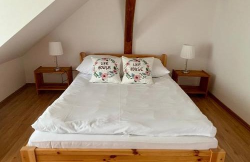 Ketrzyn Cabin | Guest Rated: Willa Pod Dębem with Family & Pet Amenities