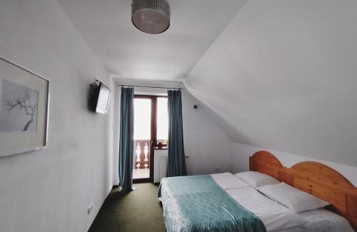 Miedzygorze Bed & Breakfast | Charming Willa Pod Dobrym Humorem: Pet-Friendly Retreat