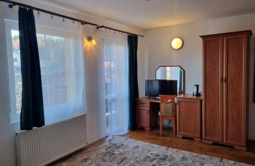 Bierutowice House | Willa Roża Wiatrów: Pet-Friendly Retreat with Pool Access