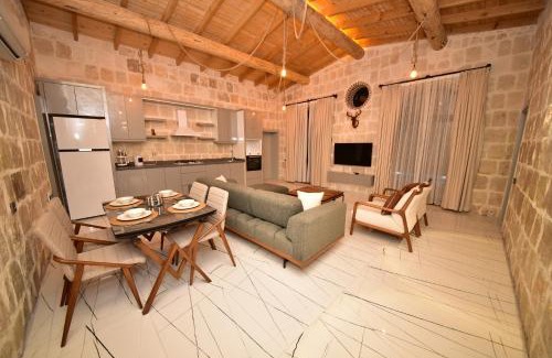 Demre Apartment | Willa Seascape: Oceanfront Retreat with Pool & Hot Tub