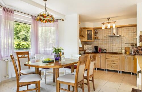 Tresna Villa | Pet-Friendly Willa z sauną Nad Jeziorem: 9/10 Guest Rated