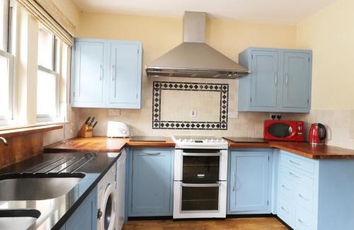 Holmrook House | Welcoming William Court Cottage: Pet-Friendly Retreat Awaits