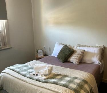 Wagga Wagga Hotel | Budget-Friendly Stay at William Farrer Hotel with Breakfast