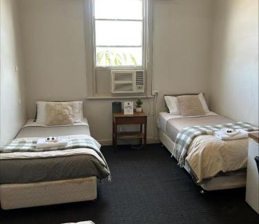 Wagga Wagga Hotel | Budget-Friendly Stay at William Farrer Hotel with Breakfast